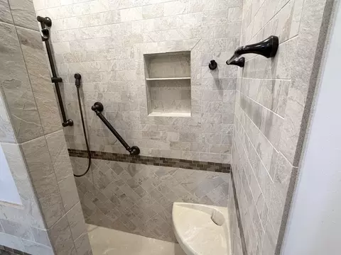 Bath - 205 Oak St, Spring Valley, IL 61362 photo 2 of 4