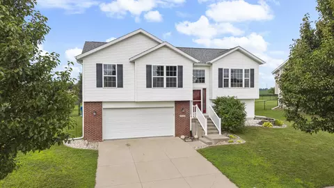 1616 Jenna Dr, Davenport, IA 52804