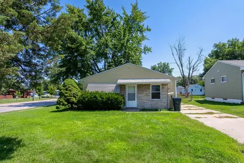 2525 N Fairmount St, Davenport, IA 52804
