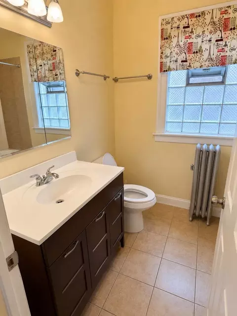 Bath - 1401 E 72nd Pl, Chicago, IL 60619 photo 2 of 3