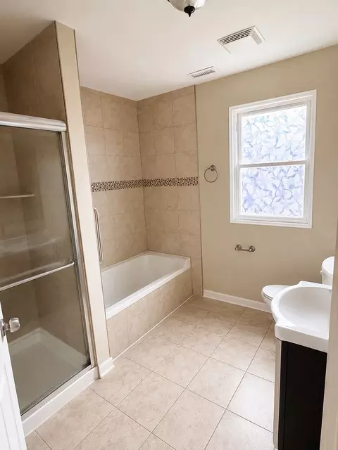 Bath - 1401 E 72nd Pl, Chicago, IL 60619 photo 1 of 3