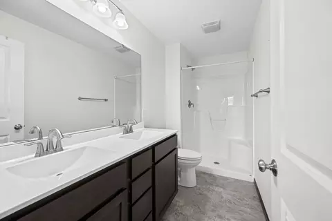 Bath - 400 E Franklin St E #201, Eldridge, IA 52748 photo 2 of 2