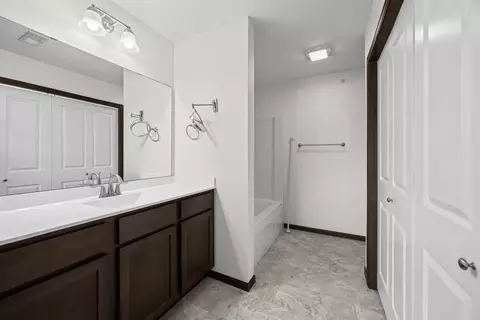 Bath - 400 E Franklin St E #201, Eldridge, IA 52748 photo 1 of 2