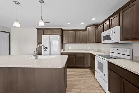 Kitchen - 400 E Franklin St E #201, Eldridge, IA 52748 photo 4 of 6