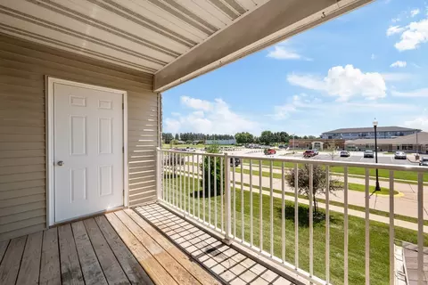 Exterior - 400 E Franklin St E #201, Eldridge, IA 52748 photo 1 of 4