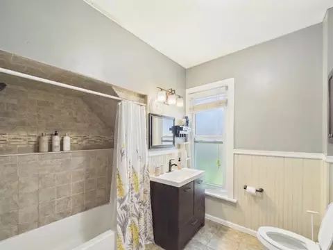 Bath - 952 Larkin Ave, Elgin, IL 60123 photo 1 of 1