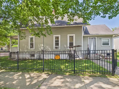 Exterior - 952 Larkin Ave, Elgin, IL 60123 photo 3 of 4