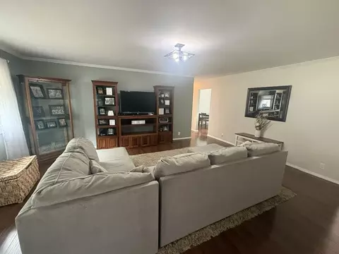 Living - 10468 Chayla Rd, Marion, IL 62959 photo 1 of 2