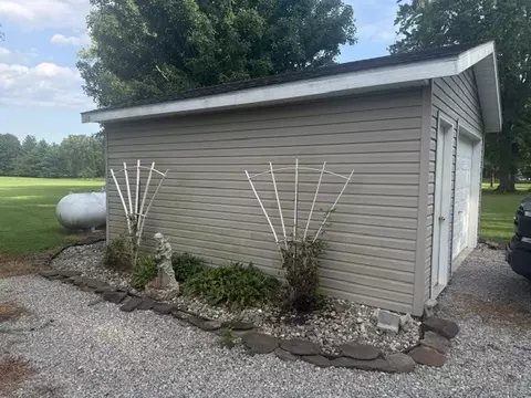 Exterior - 10468 Chayla Rd, Marion, IL 62959 photo 9 of 11