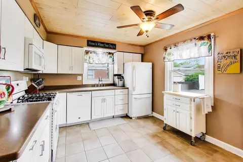 Kitchen - 817 S Spring Rd, Elmhurst, IL 60126 photo 2 of 3