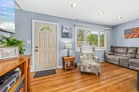 Entry Way - 817 S Spring Rd, Elmhurst, IL 60126 photo 2 of 2