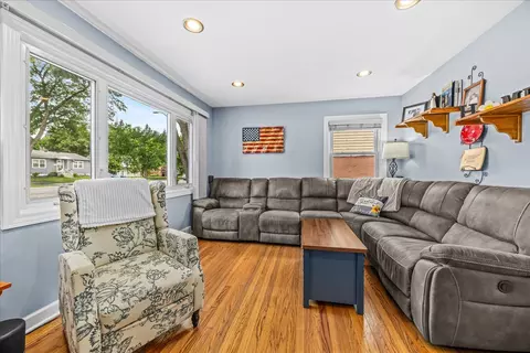 Living - 817 S Spring Rd, Elmhurst, IL 60126 photo 1 of 2