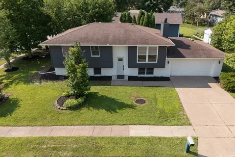 1955 Danbury Dr, Bettendorf, IA 52722