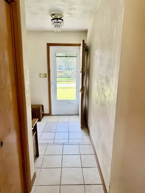 Entry Way - 7 Edgewood Dr, Kewanee, IL 61443 photo 1 of 2