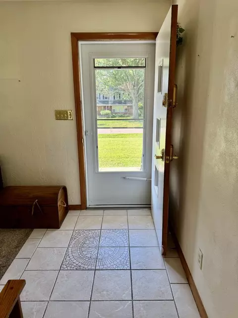 Entry Way - 7 Edgewood Dr, Kewanee, IL 61443 photo 2 of 2