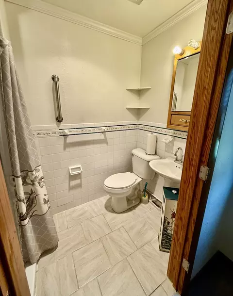 Bath - 7 Edgewood Dr, Kewanee, IL 61443 photo 5 of 7