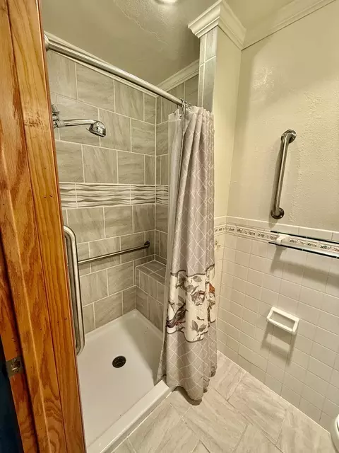 Bath - 7 Edgewood Dr, Kewanee, IL 61443 photo 4 of 7