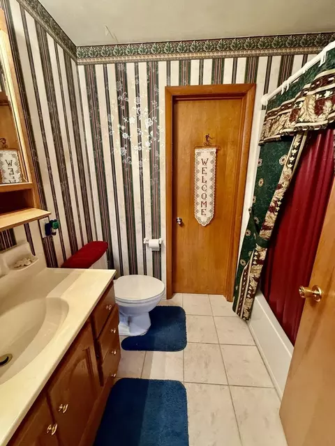 Bath - 7 Edgewood Dr, Kewanee, IL 61443 photo 1 of 7