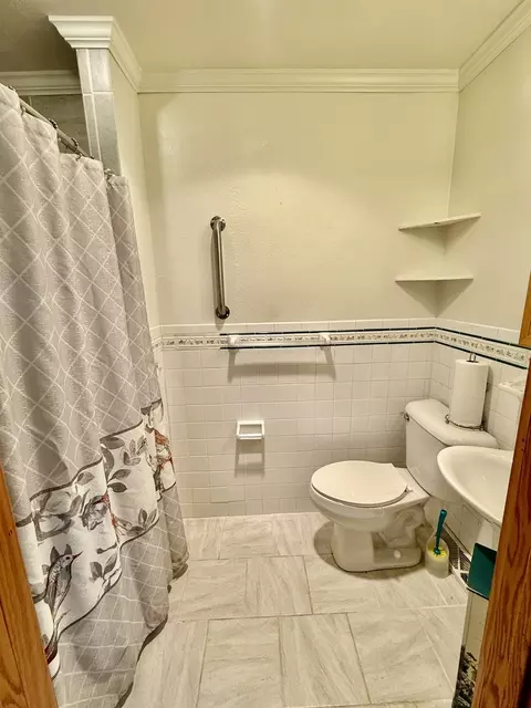 Bath - 7 Edgewood Dr, Kewanee, IL 61443 photo 3 of 7