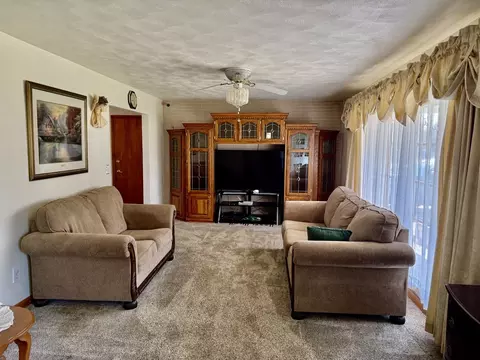 Living - 7 Edgewood Dr, Kewanee, IL 61443 photo 2 of 7
