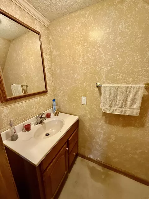 Bath - 7 Edgewood Dr, Kewanee, IL 61443 photo 6 of 7