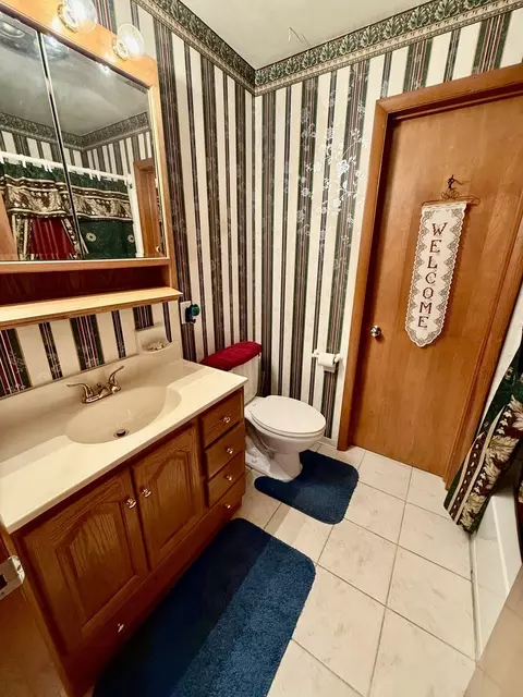 Bath - 7 Edgewood Dr, Kewanee, IL 61443 photo 2 of 7