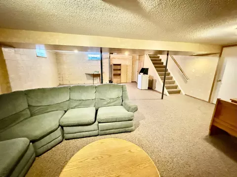 Living - 7 Edgewood Dr, Kewanee, IL 61443 photo 5 of 7