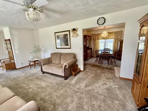 Living - 7 Edgewood Dr, Kewanee, IL 61443 photo 4 of 7