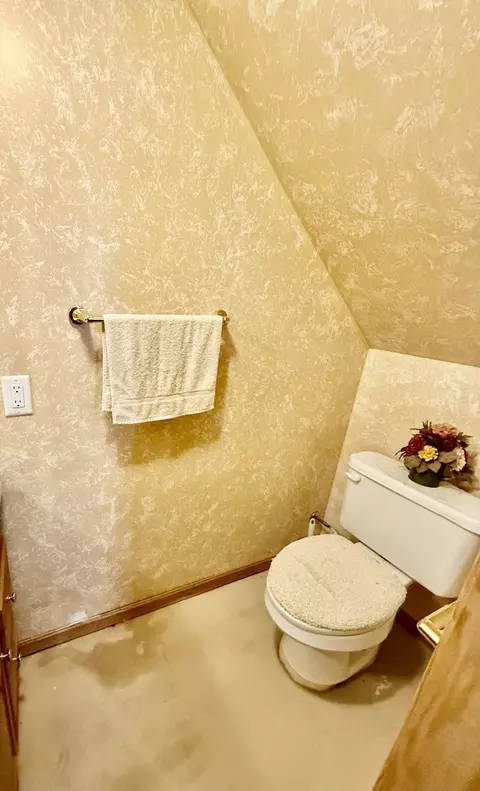 Bath - 7 Edgewood Dr, Kewanee, IL 61443 photo 7 of 7
