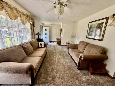 Living - 7 Edgewood Dr, Kewanee, IL 61443 photo 3 of 7