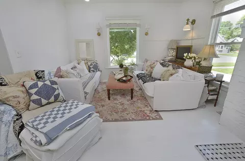 Living - 534 2nd Ave, Ottawa, IL 61350 photo 2 of 2