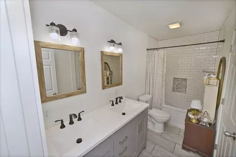 Bath - 534 2nd Ave, Ottawa, IL 61350 photo 2 of 3