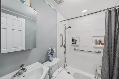 Bath - 207 Second St, Elgin, IL 60123 photo 1 of 1