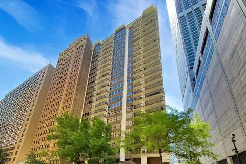 201 E Chestnut St #3A, Chicago, IL 60611