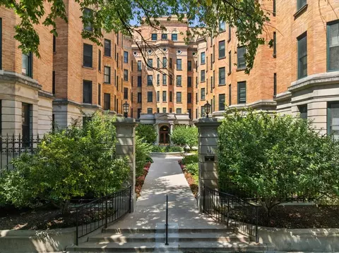 550 W Surf St #104, Chicago, IL 60657