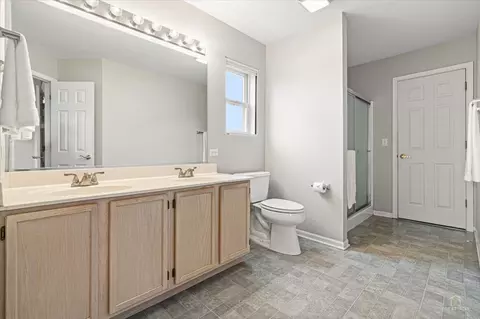 Bath - 771 Red Barn Ln, Elgin, IL 60124 photo 1 of 2