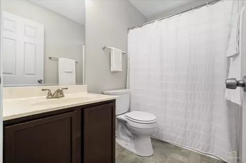 Bath - 771 Red Barn Ln, Elgin, IL 60124 photo 2 of 2