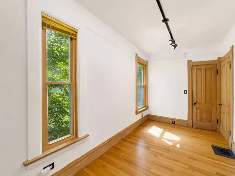 Bedroom - 1013 Simpson St, Evanston, IL 60201 photo 1 of 7