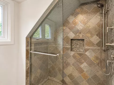 Bath - 1013 Simpson St, Evanston, IL 60201 photo 4 of 4