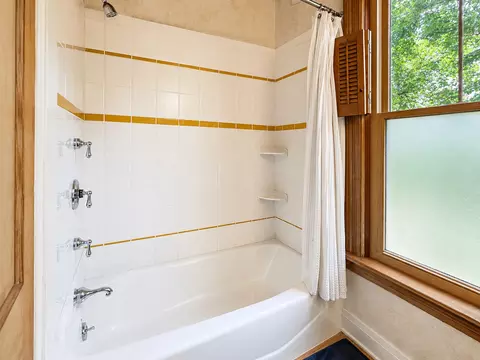 Bath - 1013 Simpson St, Evanston, IL 60201 photo 2 of 4