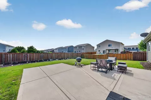 Exterior - 1002 Chestnut Dr, Pingree Grove, IL 60140 photo 4 of 5