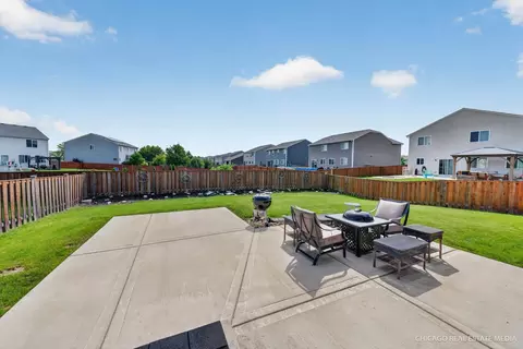 Exterior - 1002 Chestnut Dr, Pingree Grove, IL 60140 photo 3 of 5