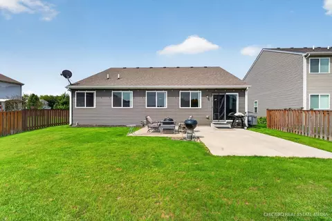 Exterior - 1002 Chestnut Dr, Pingree Grove, IL 60140 photo 5 of 5
