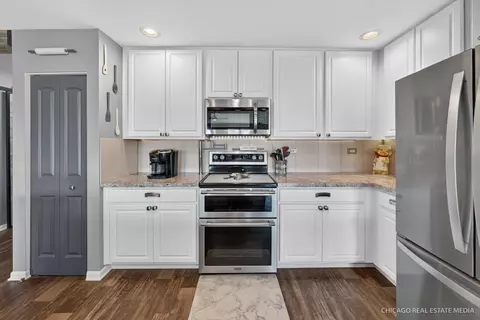 Kitchen - 1002 Chestnut Dr, Pingree Grove, IL 60140 photo 5 of 6
