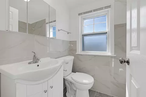 Bath - 1516 Speechley Blvd, Berkeley, IL 60163 photo 2 of 3