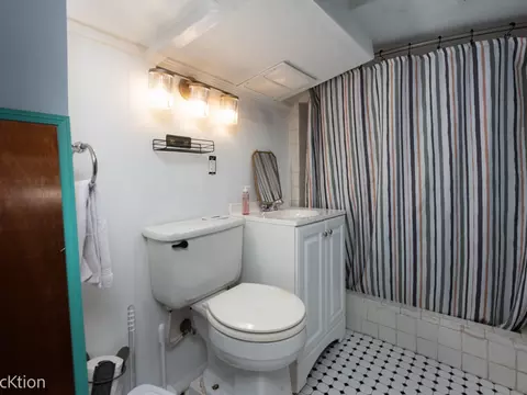 Bath - 1515 Hill Ave, Wheaton, IL 60187 photo 2 of 2