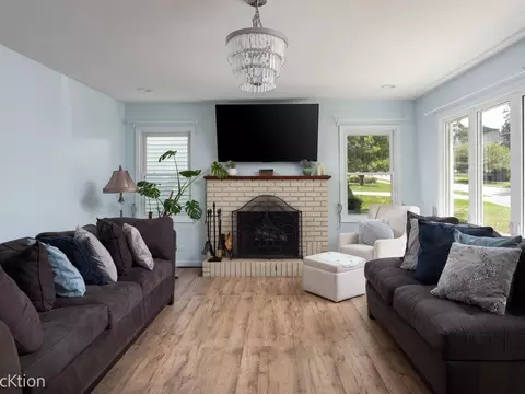 Living - 1515 Hill Ave, Wheaton, IL 60187 photo 2 of 3
