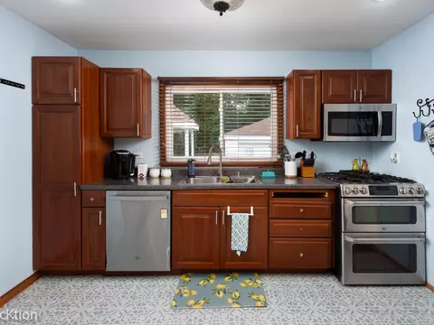 Kitchen - 1515 Hill Ave, Wheaton, IL 60187 photo 2 of 2