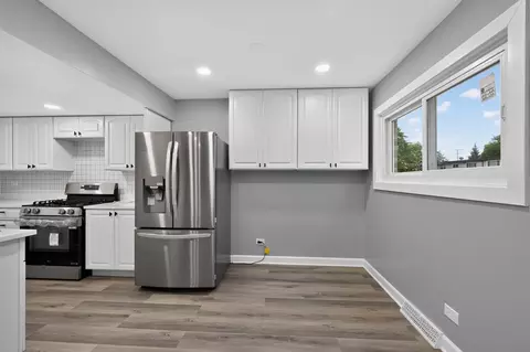 Kitchen - 257 Dover Dr #C, Des Plaines, IL 60018 photo 2 of 4