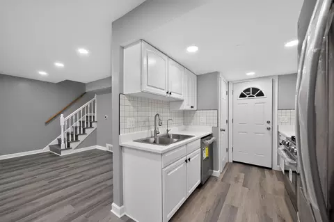 Kitchen - 257 Dover Dr #C, Des Plaines, IL 60018 photo 3 of 4
